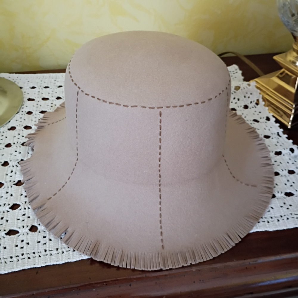 Vintage Nine West Woman's Beige Wool Fringe Bucket Hat, 90s/Y2K, Tan Piping, L
